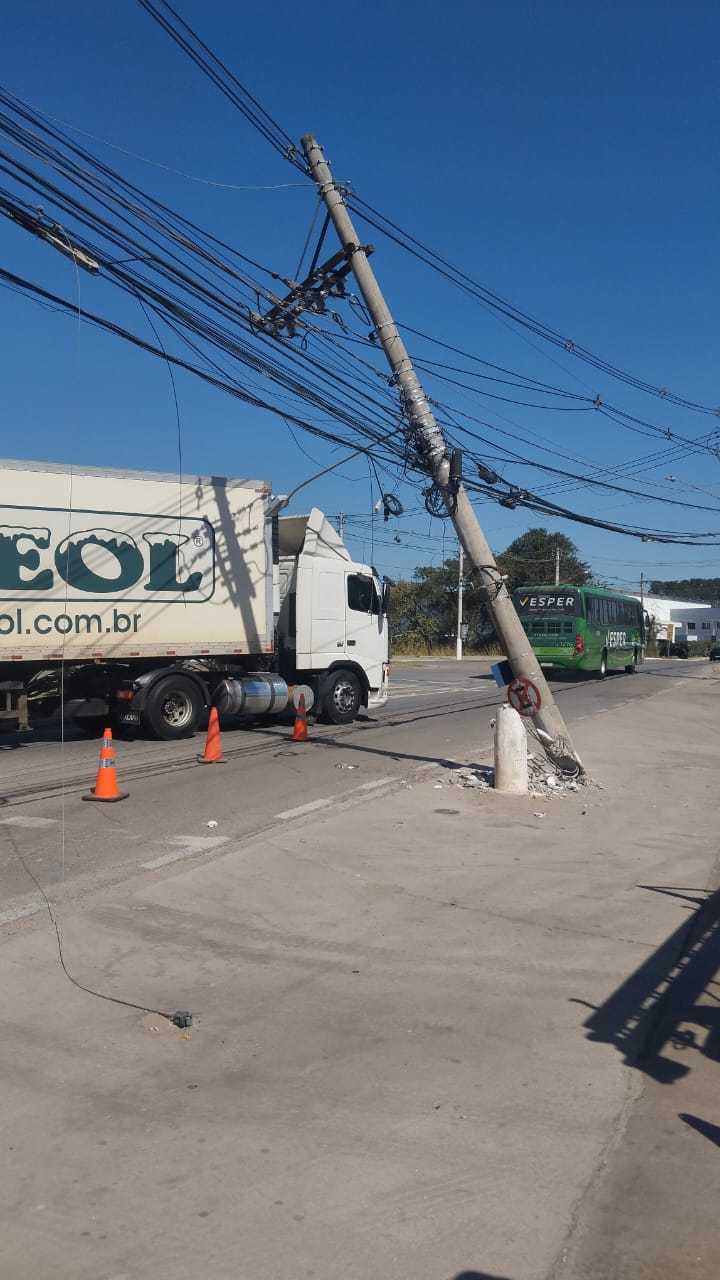 Acidente deixa poste pendurado pela fiação elétrica na Emílio Checchinato